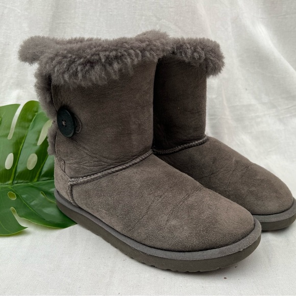 UGG gray Bailey Button sz 7 - Picture 3 of 16